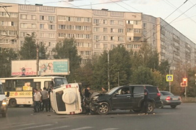 В Канищево в результате аварии опрокинулся внедорожник